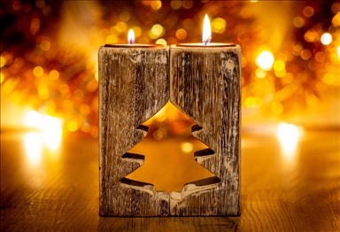albero di natale porta candele in legno su fondo con effetto bokeh albero di natale porta candele in legno su fondo con effetto bokeh