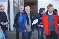 Martin Sauer mit den Wanderführern des TSV Eschenbach
