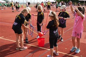 Teamwettbewerb: Ball balancieren Teamwettbewerb: Ball balancieren