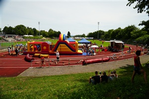Blick ins Haldenbergstadion von der Westseite mit Turni-Parcours, Turni-Mobil und Bewegungslandschaft im Vordergrund Blick ins Haldenbergstadion von der Westseite mit Turni-Parcours, Turni-Mobil und Bewegungslandschaft im Vordergrund